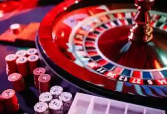 ဖုန်းမျက်နှာပြင်ပေါ် casino slot game ကစားနေသောပုံ — Mobile Slot Gameplay Myanmar